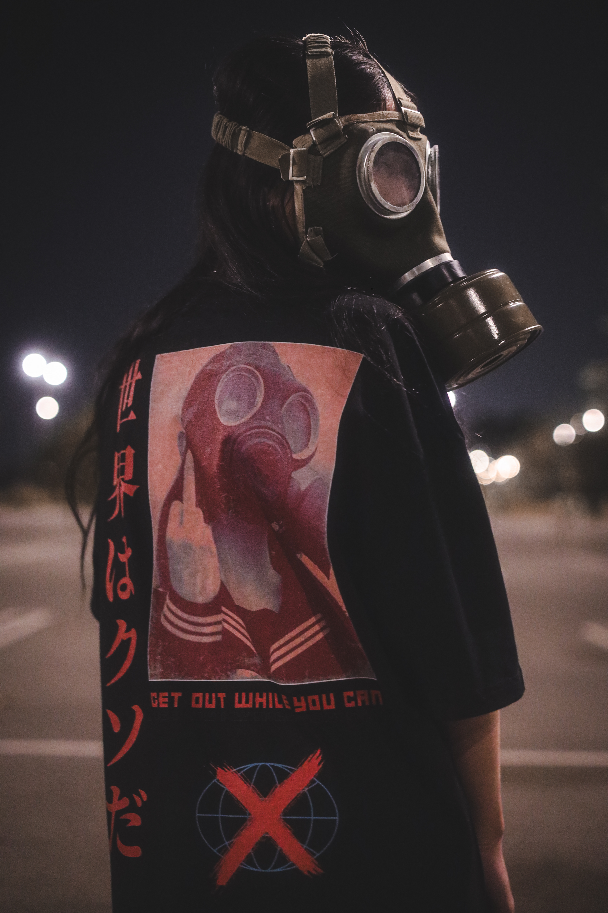 TRGDY “TWS” black oversized tee, rear view, baggy fit with gas mask and Japanese text graphic, dark streetwear shirt